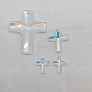 Peut inclure: Quatre breloques en forme de croix en cristal blanc iridescent de tailles différentes. La plus grande croix mesure environ 5 cm de long.