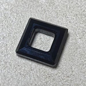 Wisiorek z fasetowaną kwadratową ramką z kryształu Swarovski 4439 w kolorze czarnym, 14 mm, 20 mm i 30 mm (wybierz rozmiary i ilość) zdjęcie 1