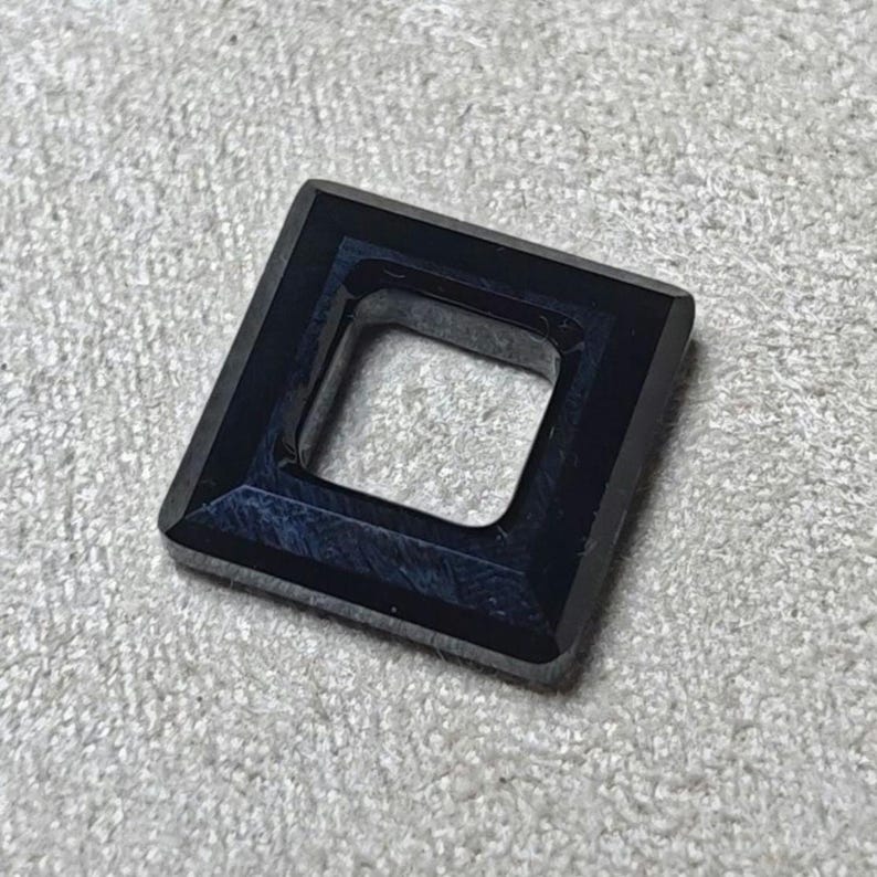 Wisiorek z fasetowaną kwadratową ramką z kryształu Swarovski 4439 w kolorze czarnym, 14 mm, 20 mm i 30 mm (wybierz rozmiary i ilość) zdjęcie 1