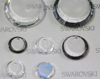 Puede incluir: Surtido de colgantes redondos de cristal transparente con un agujero en la parte superior para colgar. Los colgantes son de varios tamaños y tienen un borde biselado. La palabra "SWAROVSKI" está impresa en el fondo blanco.