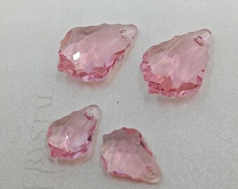 Puede incluir: Cuatro colgantes de cristal rosa facetados con forma de pétalo. Cada colgante tiene un pequeño agujero en la parte superior para ensartar. Los cristales son de color rosa claro y translúcido.