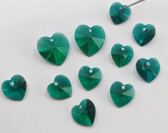 Colgante de corazón de cuentas de cristal Swarovski 6228 6202 Xilion facetadas en color ESMERALDA - 10 mm, 14 mm y 18 mm (seleccione tamaños y cantidad)