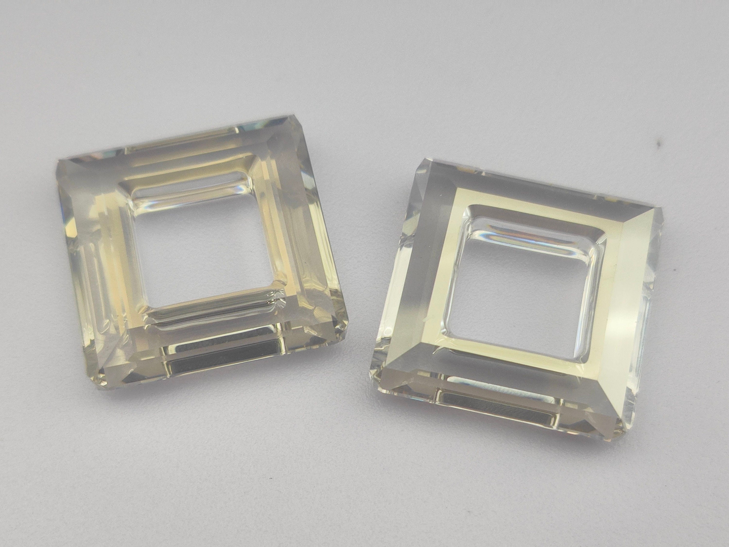 Stefanie (まとめ買い) 1 Piece Swarovski Crystal 30mm 4439 Faceted Square Frame Pendant