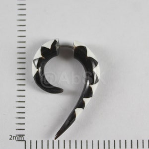 2 pcs Fake Plug Gauge 35mm Black BUFFALO HORN CURVE Spiral Carving Earrings J07