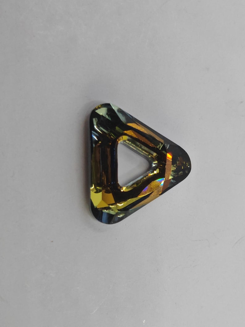 Wisiorek z kryształową ramką Swarovski w kształcie trójkąta 4737 14 mm, 20 mm i 30 mm - przezroczysty, wulkaniczny, złoty cień, bermudzki, CAL, tabak, sahara, miedź, granat Tabac 20mm (1 pc)