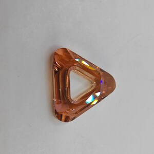 Wisiorek z kryształową ramką Swarovski w kształcie trójkąta 4737 14 mm, 20 mm i 30 mm - przezroczysty, wulkaniczny, złoty cień, bermudzki, CAL, tabak, sahara, miedź, granat zdjęcie 10