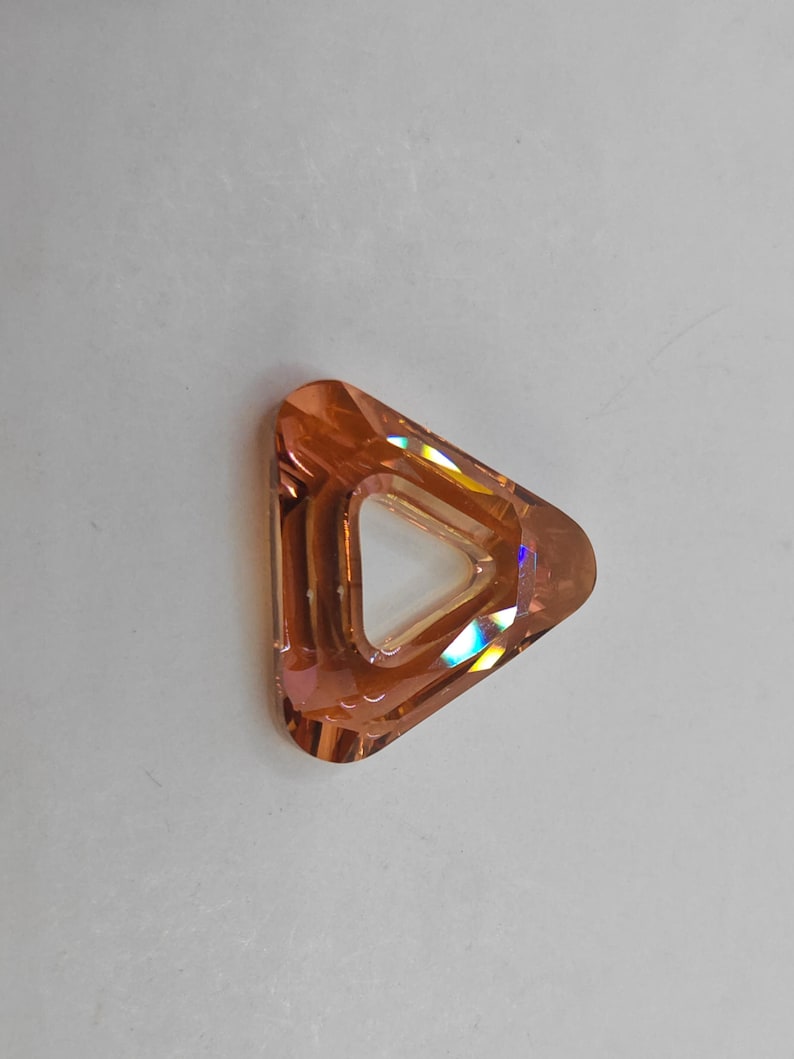 Wisiorek z kryształową ramką Swarovski w kształcie trójkąta 4737 14 mm, 20 mm i 30 mm - przezroczysty, wulkaniczny, złoty cień, bermudzki, CAL, tabak, sahara, miedź, granat zdjęcie 10