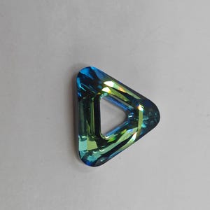 Wisiorek z kryształową ramką Swarovski w kształcie trójkąta 4737 14 mm, 20 mm i 30 mm - przezroczysty, wulkaniczny, złoty cień, bermudzki, CAL, tabak, sahara, miedź, granat zdjęcie 4