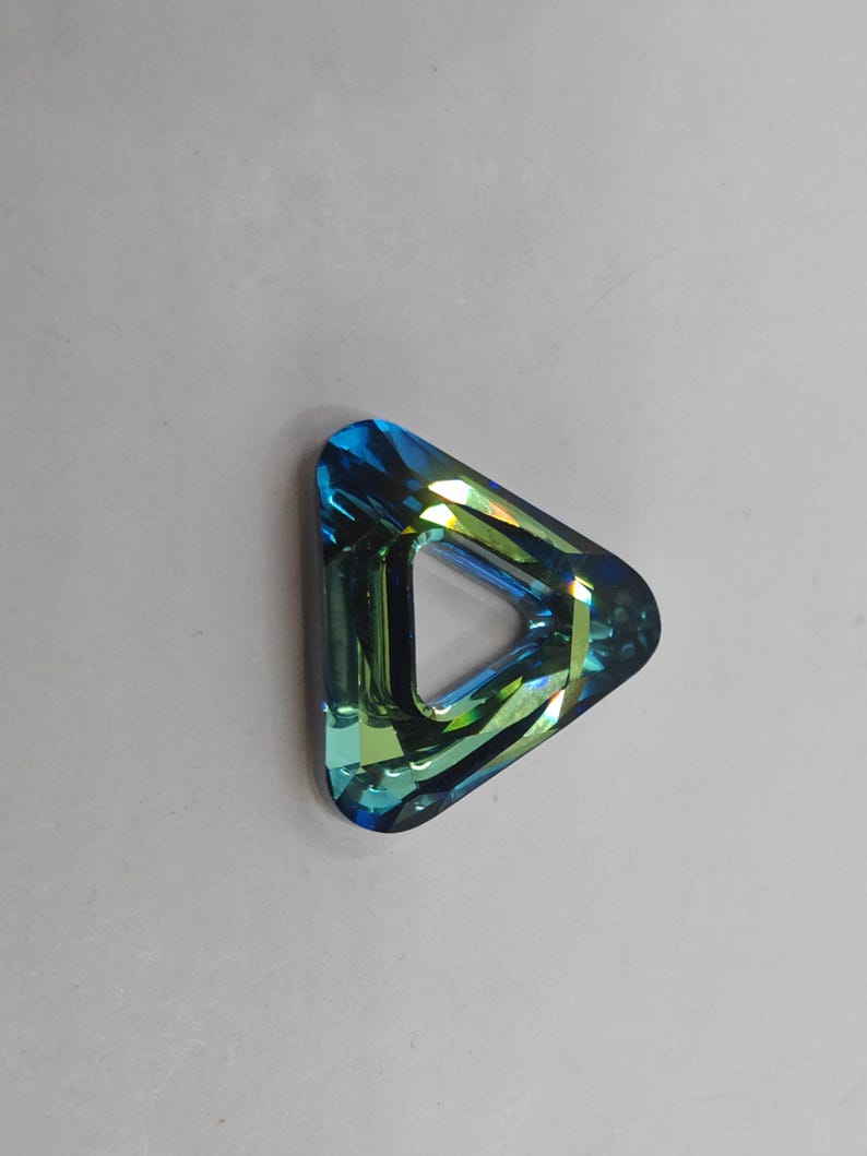 Wisiorek z kryształową ramką Swarovski w kształcie trójkąta 4737 14 mm, 20 mm i 30 mm - przezroczysty, wulkaniczny, złoty cień, bermudzki, CAL, tabak, sahara, miedź, granat zdjęcie 4