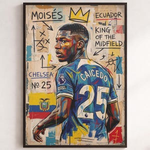 Könnte beinhalten: Ein gerahmtes Poster mit einem farbenfrohen, stilisierten Porträt des Fußballspielers Moisés Caicedo im blauen Chelsea-Trikot mit der Nummer 25. Der Hintergrund enthält den Text "KING OF THE MIDFIELD", "MOISÉS", "ECUADOR" und "CHELSEA No. 25".