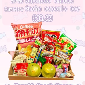 以下が含まれることがあります： 日本のスナック菓子と2つのミステリーガチャカプセルトイが入った箱。箱には、ポテトチップスやキャンディーなど、さまざまなカラフルなスナックパッケージが入っています。画像には「20-23 Japanese snacks, 2 mystery Gacha capsule toy, Kawaii Snack Drops」と書かれています。