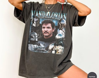 Maglietta vintage da cacciatore di taglie spaziale, maglietta con grafica di Pedro Pascal, maglietta retrò bootleg da cacciatore corazzato, maglietta da space opera, maglietta con creatura aliena
