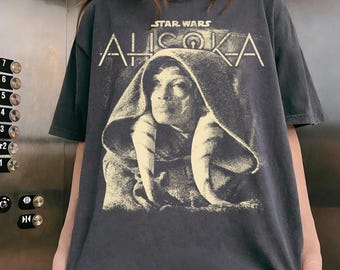 Maglietta vintage da guerriera aliena in stile space opera, maglietta grafica retrò da cavaliere spaziale, regalo per fan di serie animate spaziali, abbigliamento per parco a tema fantascientifico