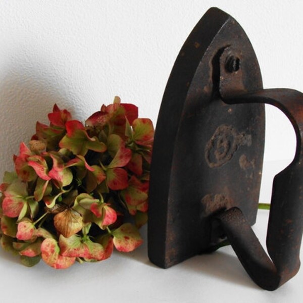 Cast Iron Antique Sad Iron French