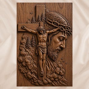 Può includere: Una placca da parete rettangolare in legno con un dettagliato intaglio in rilievo di una figura su una croce, che indossa una corona di spine. La scena include un grande ritratto di profilo della figura, pini e piccoli uccelli su legno.