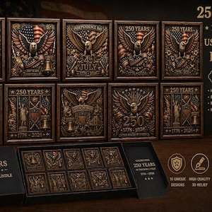 Puede incluir: Un conjunto de diez placas de madera enmarcadas con intrincadas tallas de símbolos patrióticos estadounidenses, como águilas y banderas. Las placas forman parte de un "250 Years USA 3D Relief Bundle". Cada una tiene un diseño único.