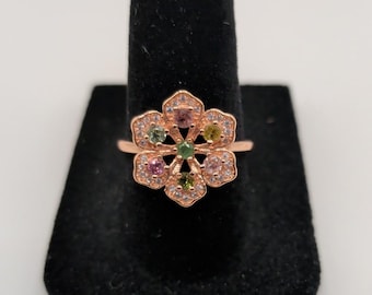 Anillo de plata de ley con turmalina natural en forma de flor con baño de oro rosa...