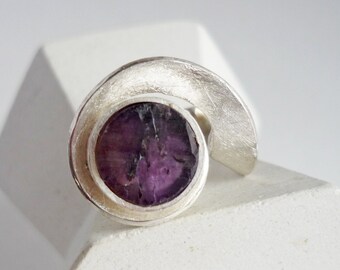 Raw amethyst ring, modern wave crest ring, sculptural silver ring for women violet lovers, gift for daring women
