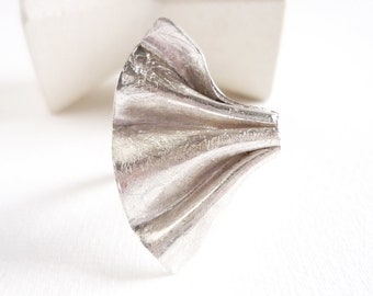 Sculptural Fan Ring for women art lovers, modern silver ring with sinuous folds for creative women