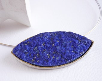 Spectacular pendant for contemporary women, modern choker with raw lapis lazuli marquise, indigo blue and gold necklace