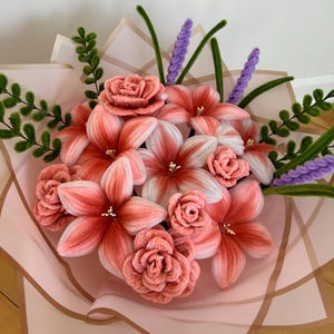 Bouquet di fiori artificiali fatti a mano con scovolini: rose, gigli e lavanda, regalo floreale eterno