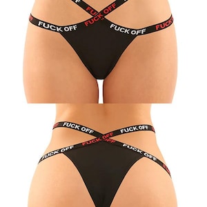 Può includere: Perizoma nero con spalline incrociate. Le spalline riportano la scritta "FUCK OFF" in rosso. La biancheria intima è in stile perizoma.