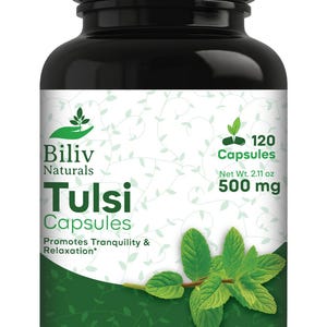 Puede incluir: Una botella negra de cápsulas de Tulsi Biliv Naturals. La etiqueta incluye el texto "Promueve la tranquilidad y la relajación". La botella contiene 120 cápsulas, con un peso neto de 59.8 gramos y 500 mg. Una ramita de hojas verdes aparece en la etiqueta.