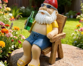 Peut inclure: Une statue de gnome de jardin se relaxant dans une chaise en bois, tenant une bouteille verte. Le gnome porte un chapeau rouge, des lunettes de soleil, une chemise jaune, un short bleu et des sandales jaunes. La statue est dans un jardin avec des fleurs colorées.