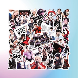 Peut inclure: Un ensemble d'autocollants représentant un groupe de musique. Les autocollants comprennent des images des membres du groupe, le nom du groupe et d'autres graphiques connexes. Les autocollants sont de différentes couleurs et tailles.