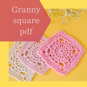 Könnte beinhalten: Drei gehäkelte Granny Squares in Creme, Hellrosa und Rosa, angeordnet auf einer gelben Oberfläche. Die Quadrate weisen ein kreisförmiges Mitteldesign mit durchbrochenen Details auf. Der Text "Granny square pdf" befindet sich in der oberen linken Ecke.