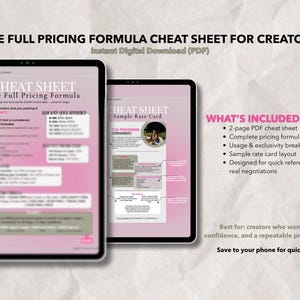 Könnte beinhalten: Zwei digitale Tablets, die ein rosa und weißes "Cheat Sheet" für Kreative mit dem Text "The Full Pricing Formula" anzeigen. Das Bild enthält eine Beispiel-Ratenkarte und eine Liste der enthaltenen Elemente, wie z. B. eine vollständige Preisformel.