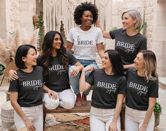 Minimalistische T-Shirts für die Brautjungfern-Crew, personalisierte Shirts für den Junggesellinnenabschied, Outfits für die Hochzeitsvorbereitungen
