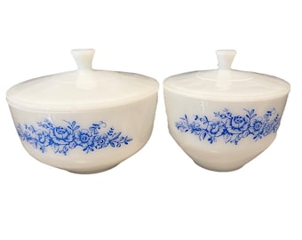 Set Of 2 Vtg Federal Milk Glass Mixing Bowls With Lid Blue Roses 2.5 Qt & 1.5 Qt
