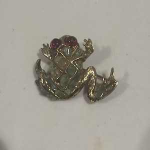 Vintage Swoboda Grodbrosch Nål Jade Chip Kropp Granat Ögon Märkt SWO, Inc SÄLLSYNLIG