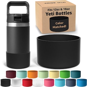 Puede incluir: Una botella de agua aislada negra con asa y funda negra a juego. Una caja de cartón con el texto "Fits 12oz & 18oz Yeti Bottles" está en el fondo. Se muestra una variedad de fundas de colores debajo.