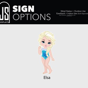 Puede incluir: Una taza de cer&aacute;mica blanca con un asa negra y el texto "But First, Coffee" en negrita negra. La taza se encuentra sobre un fondo borroso, sugiriendo un ambiente acogedor.