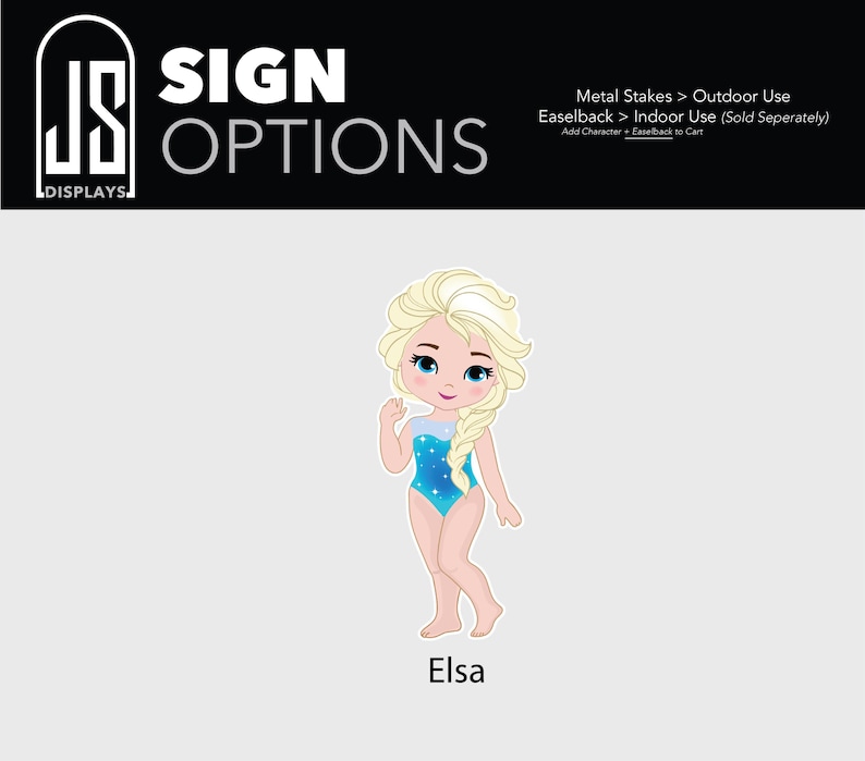 Puede incluir: Una taza de cer&aacute;mica blanca con un asa negra y el texto "But First, Coffee" en negrita negra. La taza se encuentra sobre un fondo borroso, sugiriendo un ambiente acogedor.