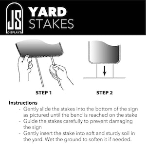 Puede incluir: Una taza de cer&aacute;mica blanca con asa negra y el texto "But First, Coffee" en negrita negra. La taza se encuentra sobre un fondo borroso, sugiriendo un ambiente acogedor.