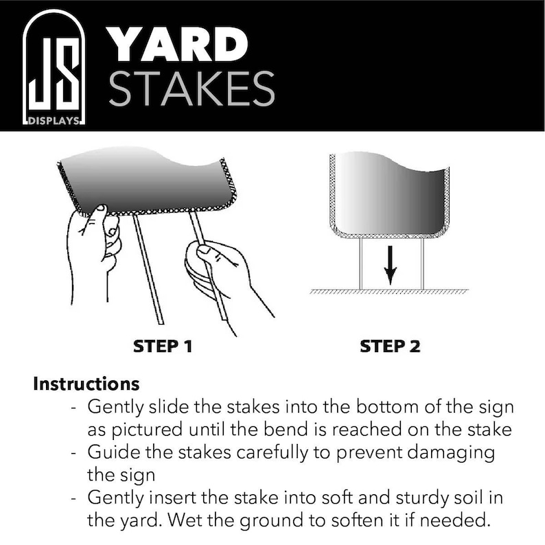 Puede incluir: Una taza de cer&aacute;mica blanca con asa negra y el texto "But First, Coffee" en negrita negra. La taza se encuentra sobre un fondo borroso, sugiriendo un ambiente acogedor.