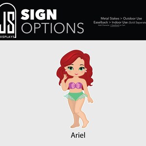 Puede incluir: Ilustraci&oacute;n de dibujos animados de Ariel, un personaje de sirena, con cabello rojo, ojos verdes y un top de concha p&uacute;rpura. Lleva una falda verde y est&aacute; sonriendo. El texto "Ariel" est&aacute; debajo de la imagen. El banner superior dice "SIGN OPTIONS".