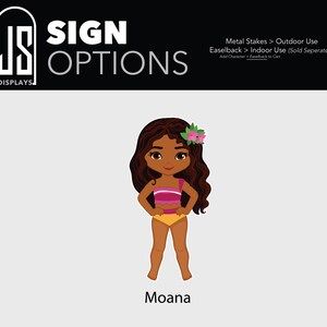 Puede incluir: Ilustraci&oacute;n de dibujos animados de Moana, un personaje con piel morena, cabello largo y oscuro y una flor en el cabello. Lleva un top rosa y blanco y una parte inferior amarilla. La imagen es para opciones de letreros, con texto en la parte superior.