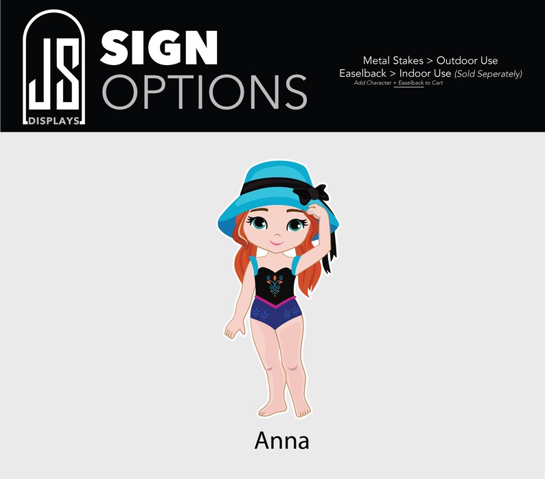 Puede incluir: Una taza de cer&aacute;mica blanca con un asa negra y el texto "But first, coffee" en un estilo manuscrito. La taza est&aacute; sobre una superficie blanca. La taza es probablemente para bebidas calientes.