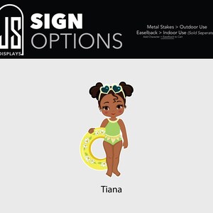 Puede incluir: Ilustraci&oacute;n de dibujos animados de una ni&ntilde;a llamada Tiana con un traje de ba&ntilde;o verde y gafas de sol en forma de coraz&oacute;n, sosteniendo una c&aacute;mara de aire amarilla y blanca con motivos florales. Incluye el texto "SIGN OPTIONS".