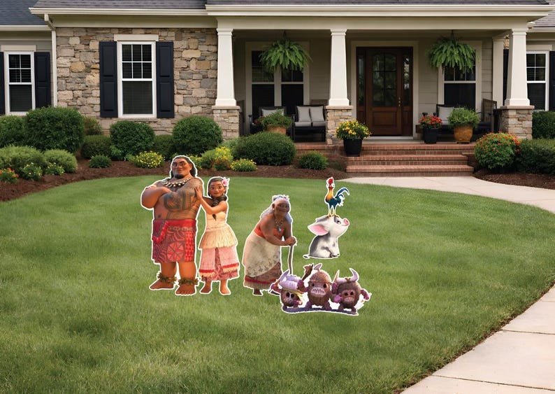 Puede incluir: Recortes de cart&oacute;n de personajes de la pel&iacute;cula animada Moana se exhiben en un c&eacute;sped verde frente a una casa. Los recortes incluyen a Moana, Maui y otros personajes. La casa tiene una fachada de piedra y un porche cubierto.