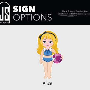 Puede incluir: Ilustraci&oacute;n de dibujos animados de Alicia con un traje de ba&ntilde;o azul sosteniendo un flotador de bebida morado y rosa. La imagen incluye el texto "SIGN OPTIONS" y "Alice". Las opciones de letreros son para uso en exteriores e interiores.