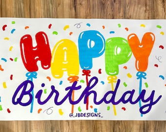 Puede incluir: Una pancarta blanca con las palabras "HAPPY BIRTHDAY" en letras coloridas con forma de globo. La palabra "HAPPY" es roja, amarilla, azul, verde y naranja. La palabra "Birthday" está en escritura morada. Confeti de varios colores rodea el texto.
