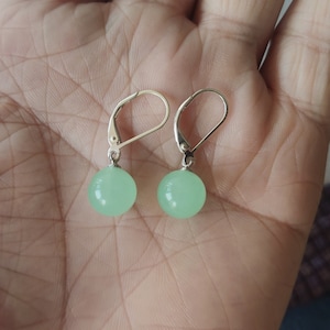 Boucles d&#39;oreilles dormeuses en jade vert clair : bijoux en jade 10 mm