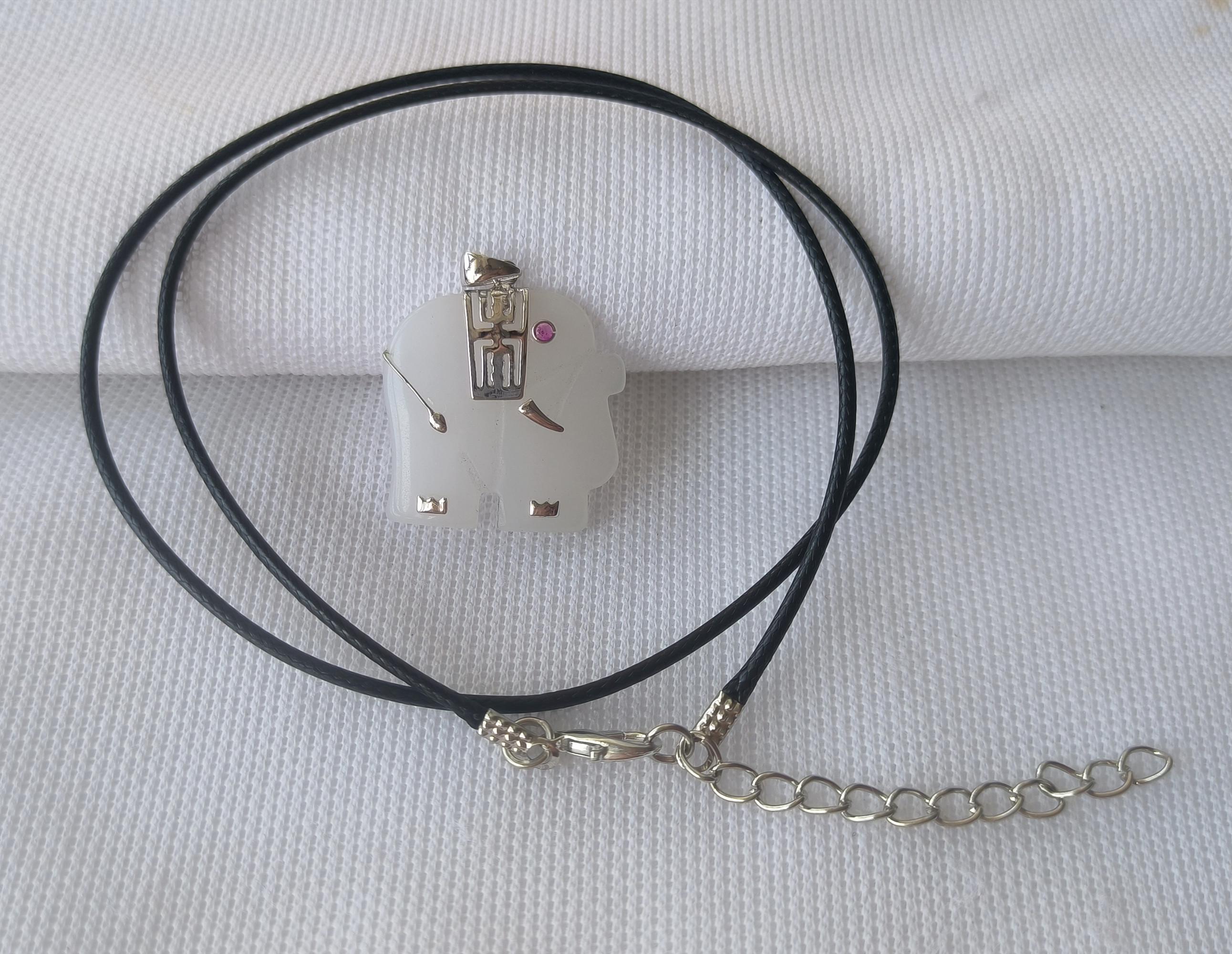 Pendentif éléphant En Jade Blanc – Pierre Semi-précieuse – Chaîne Acier Inox – Neuf (livré Avec Pochette)