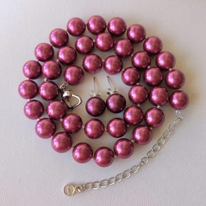 10 mm bordeauxrode schelpparelketting oorbellen set