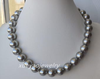 Collar de perlas de concha gris de 14 mm